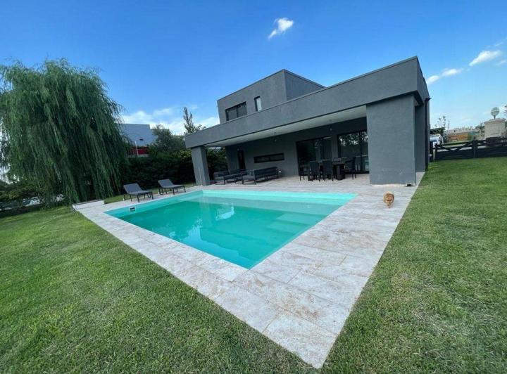 Casa · 151m² · 4 Ambientes · 3 Cocheras