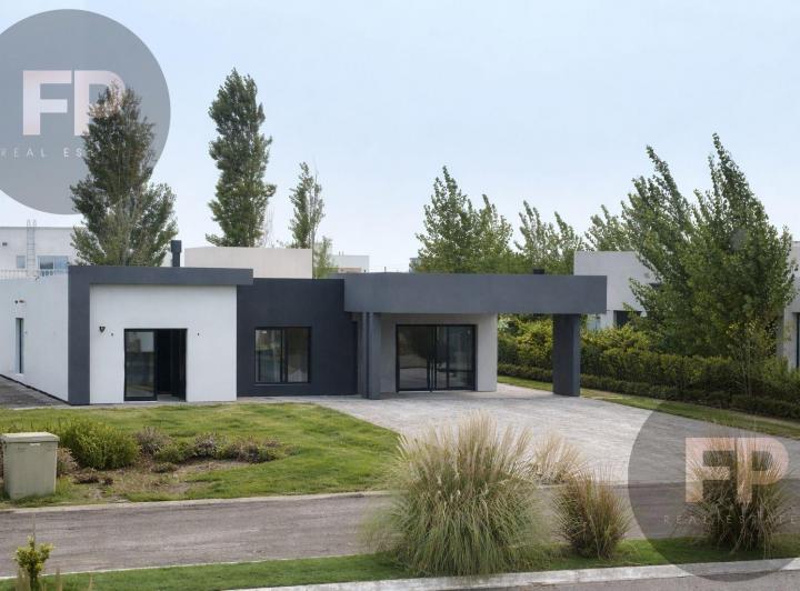 Casa · 200m² · 4 Ambientes · 4 Cocheras