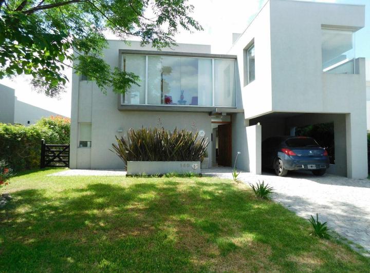 Casa · 200m² · 5 Ambientes · 4 Cocheras