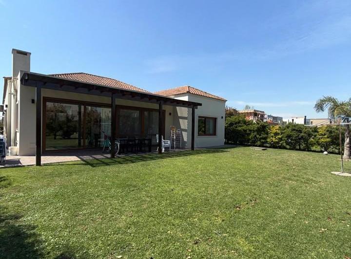 Casa · 250m² · 5 Ambientes · 6 Cocheras