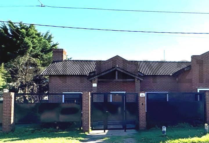 Casa · 220m² · 6 Ambientes · 3 Cocheras