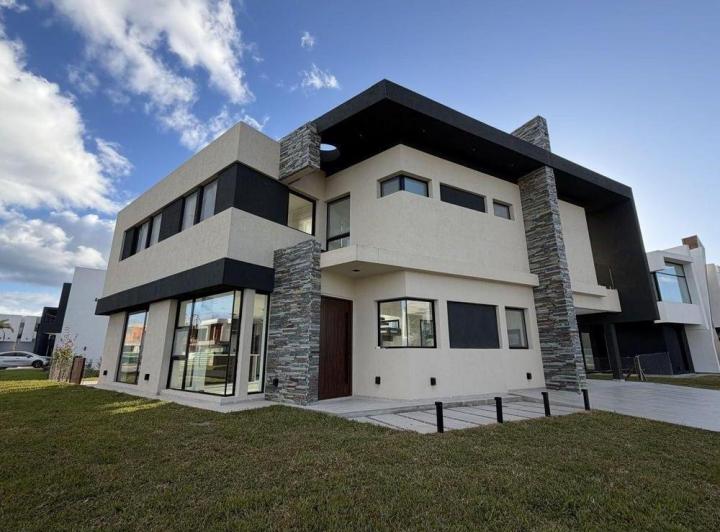 Casa · 208m² · 4 Ambientes · 2 Cocheras
