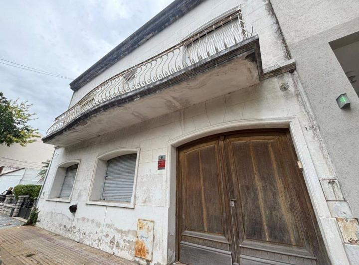 Casa · 220m² · 4 Ambientes · 1 Cochera
