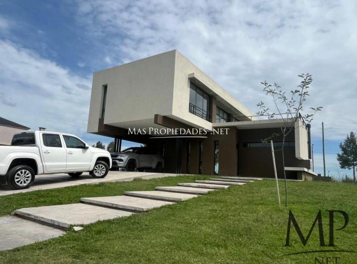 Casa · 200m² · 4 Ambientes · 2 Cocheras