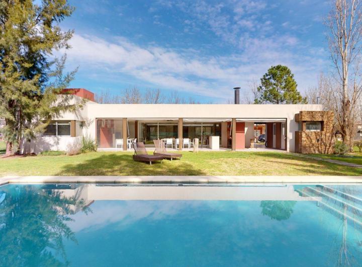 Casa · 180m² · 4 Ambientes · 2 Cocheras