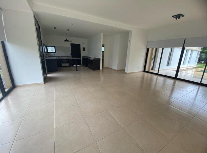 Casa · 170m² · 4 Ambientes · 2 Cocheras