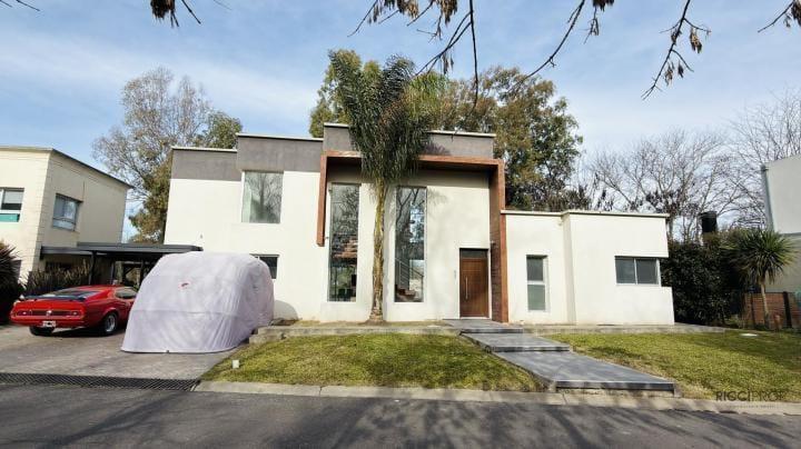 Casa · 700m² · 3 Dormitorios · 3 Cocheras