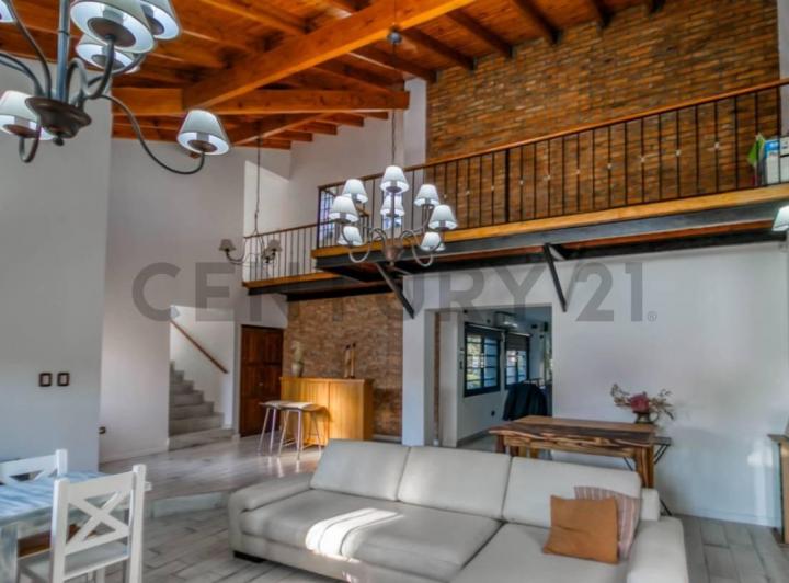 Casa · 400m² · 4 Ambientes · 1 Cochera