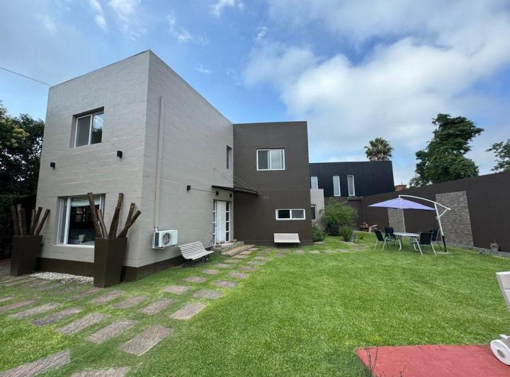 Casa · 142m² · 4 Ambientes · 3 Cocheras