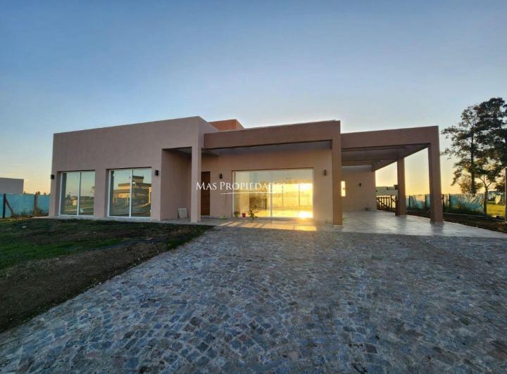 Casa · 147m² · 4 Ambientes · 2 Cocheras