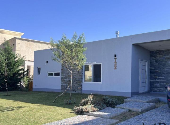 Casa · 136m² · 4 Ambientes · 3 Cocheras
