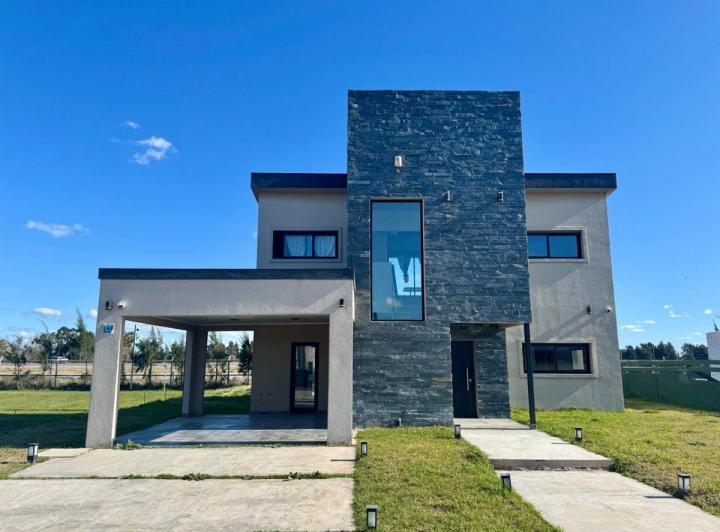 Casa · 200m² · 5 Ambientes · 1 Cochera