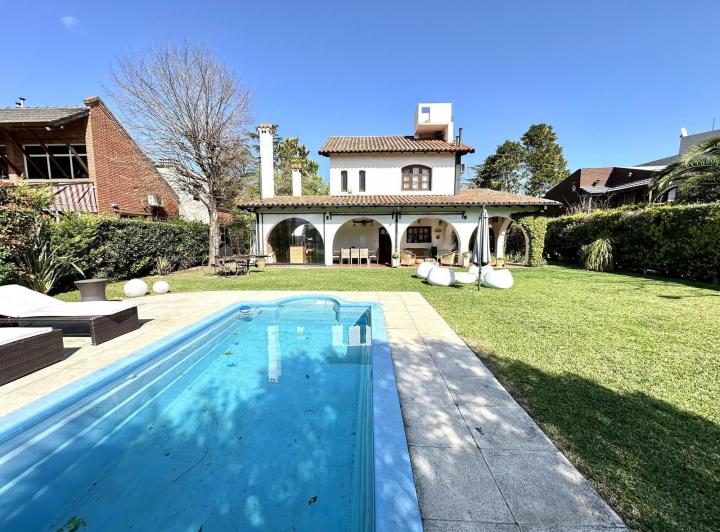Casa · 162m² · 6 Ambientes · 3 Cocheras