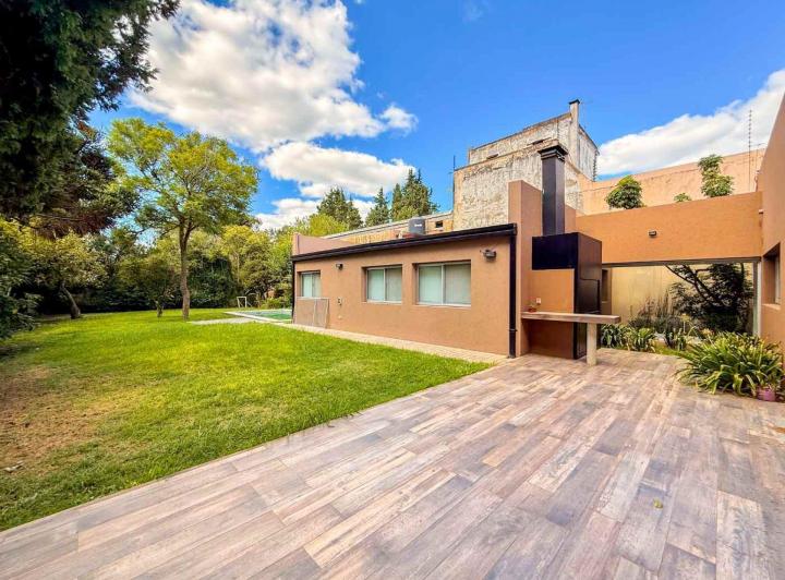 Casa · 216m² · 5 Ambientes · 2 Cocheras