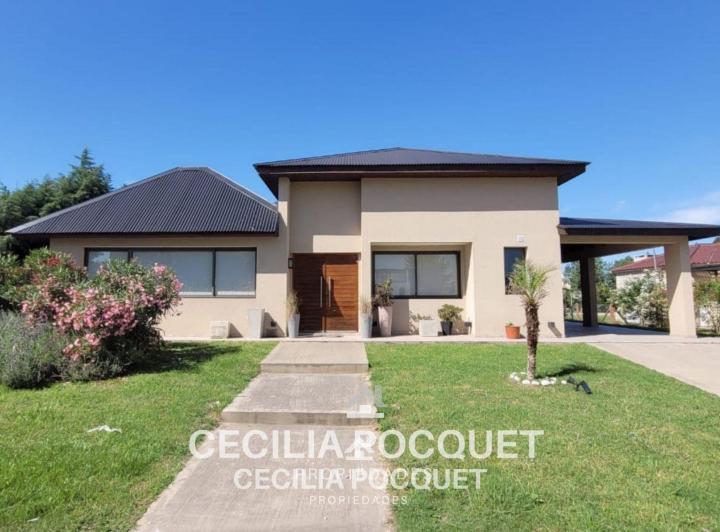 Casa · 220m² · 5 Ambientes · 2 Cocheras
