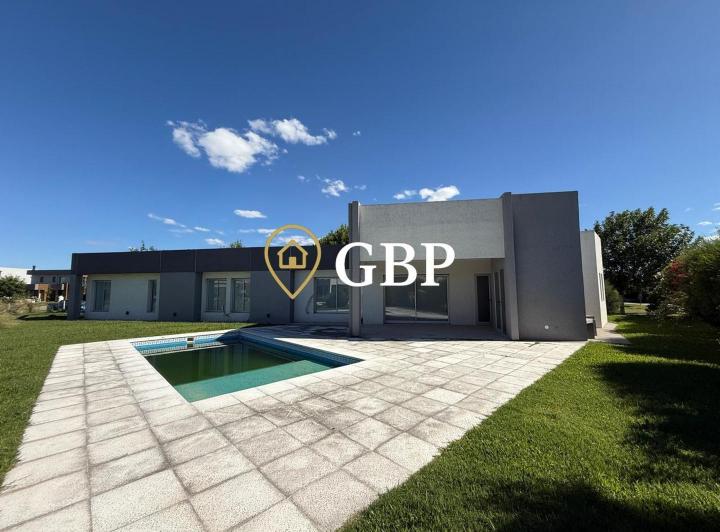 Casa · 211m² · 4 Ambientes · 2 Cocheras