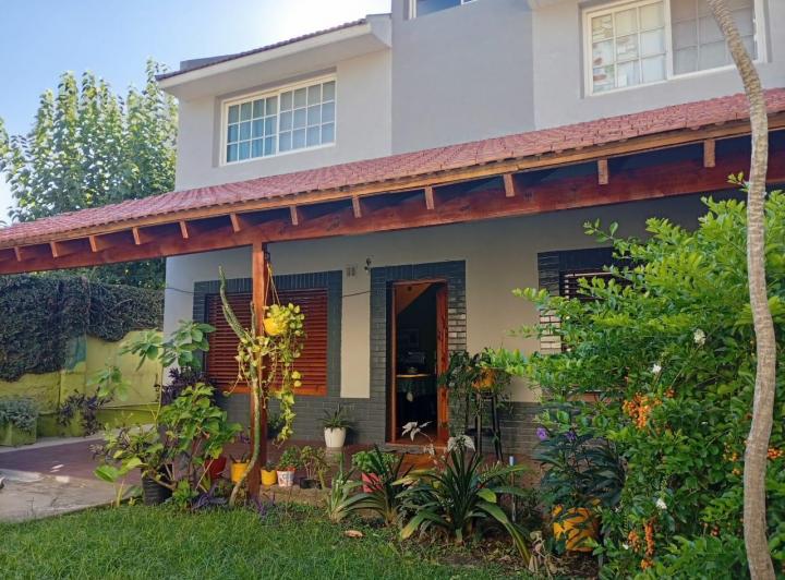 Casa · 300m² · 4 Ambientes · 2 Cocheras