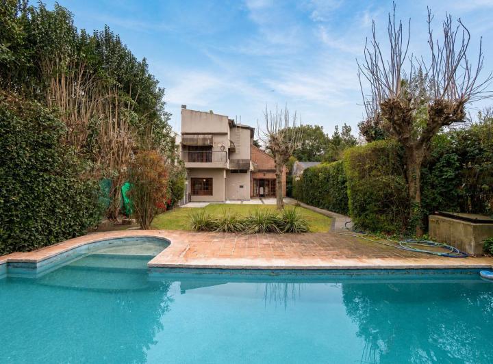 Casa · 242m² · 3 Ambientes · 2 Cocheras