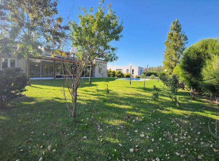 Casa · 344m² · 6 Ambientes · 3 Cocheras