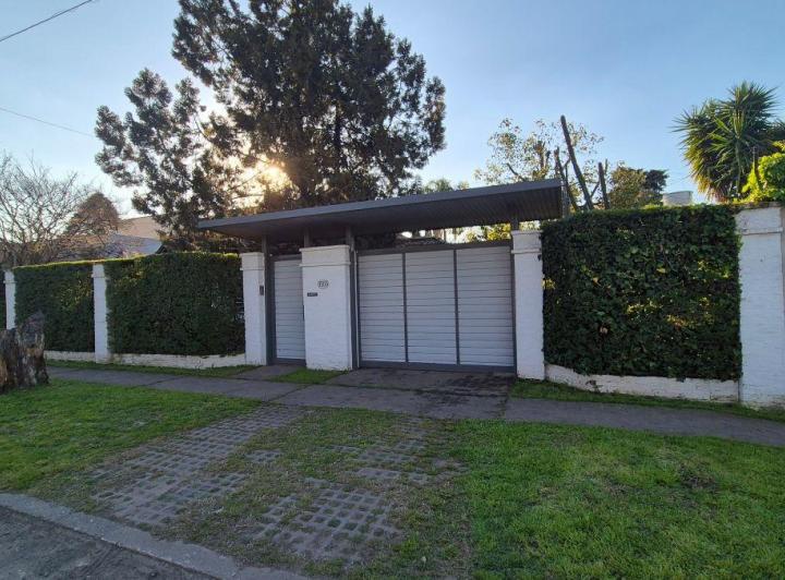 Casa · 105m² · 4 Ambientes · 4 Cocheras