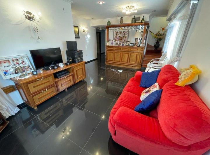 Casa · 210m² · 5 Ambientes · 2 Cocheras