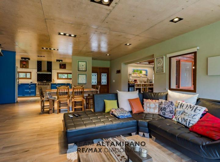 Casa · 306m² · 5 Ambientes · 1 Cochera