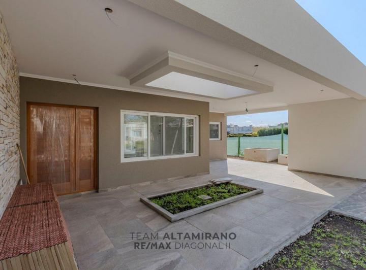 Casa · 220m² · 5 Ambientes · 2 Cocheras
