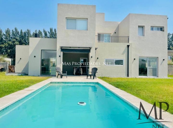 Casa · 200m² · 4 Ambientes · 2 Cocheras