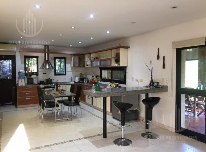 Casa · 198m² · 5 Ambientes · 7 Cocheras
