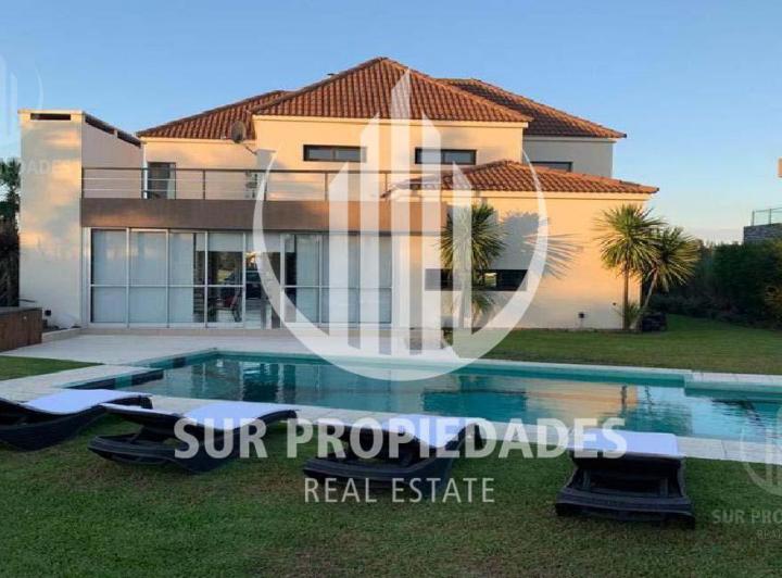 Casa · 177m² · 4 Ambientes · 1 Cochera