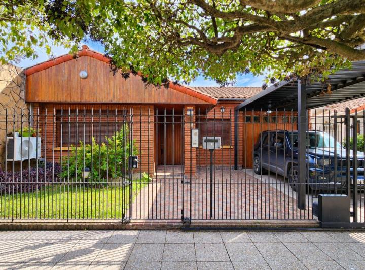 Casa · 300m² · 3 Ambientes · 1 Cochera