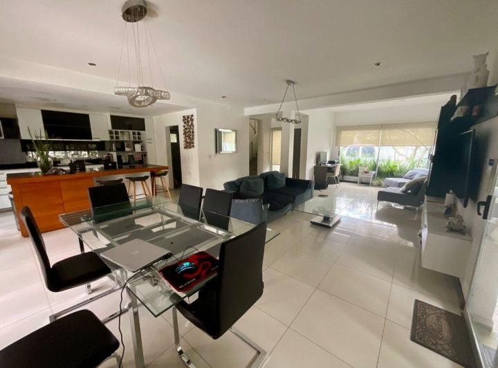 Casa · 205m² · 4 Ambientes · 2 Cocheras