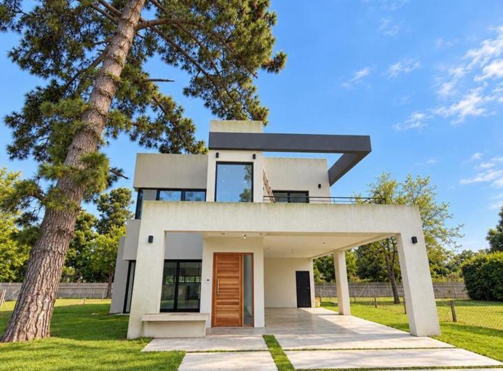 Casa · 245m² · 4 Ambientes · 2 Cocheras