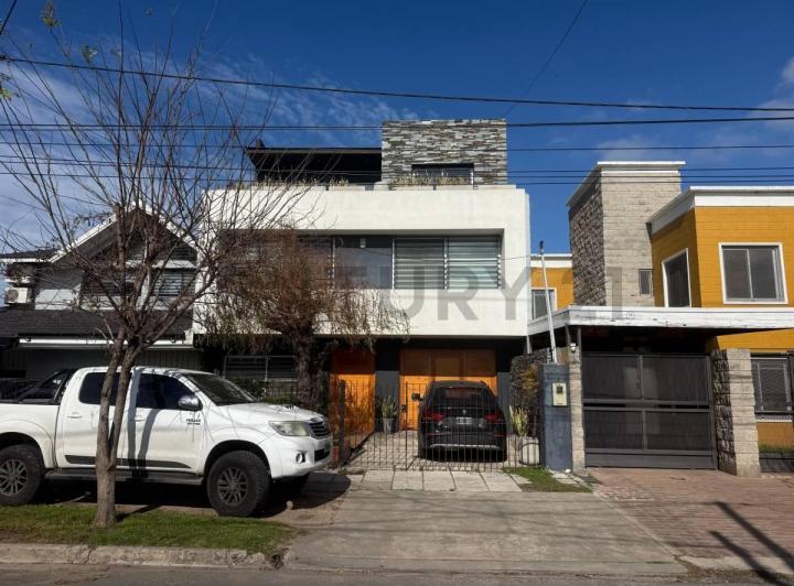 Casa · 385m² · 5 Ambientes · 2 Cocheras