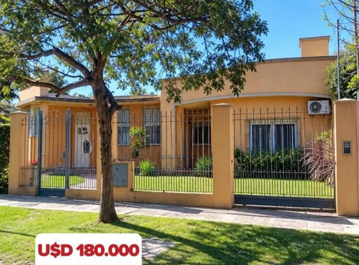 Casa · 240m² · 3 Ambientes · 1 Cochera