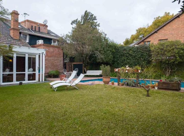 Casa · 322m² · 6 Ambientes · 2 Cocheras