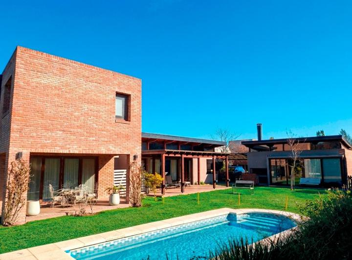Casa · 277m² · 7 Ambientes · 4 Cocheras