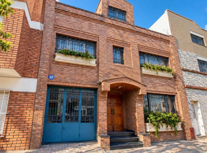 Casa · 230m² · 5 Ambientes · 2 Cocheras