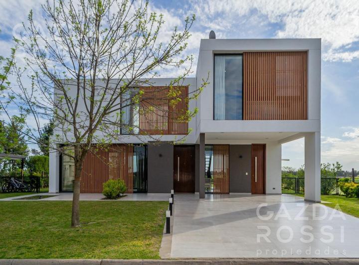 Casa · 220m² · 5 Ambientes · 4 Cocheras