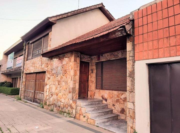 Casa · 320m² · 6 Ambientes · 2 Cocheras