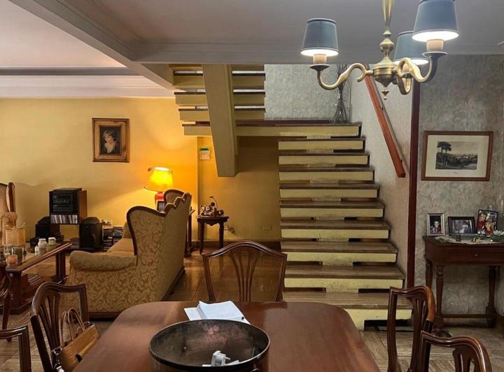 Casa · 220m² · 6 Ambientes · 2 Cocheras