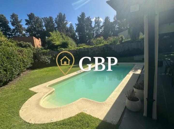Casa · 330m² · 5 Ambientes · 2 Cocheras