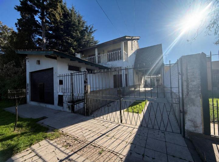 Casa · 200m² · 5 Ambientes · 3 Cocheras