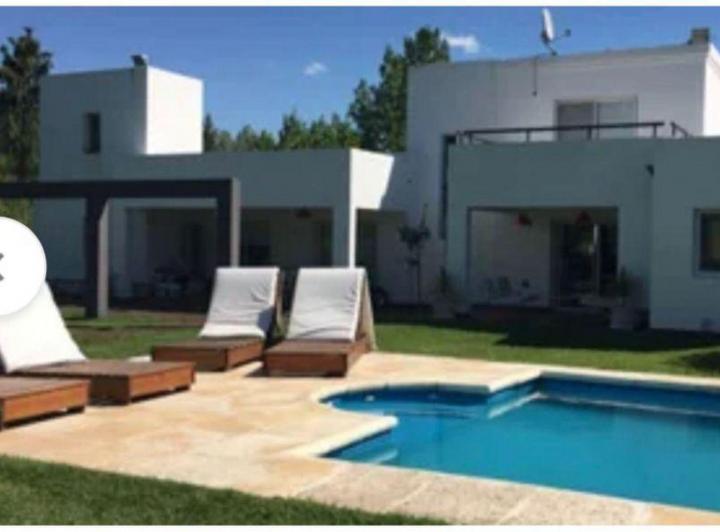 Casa · 330m² · 6 Ambientes · 2 Cocheras