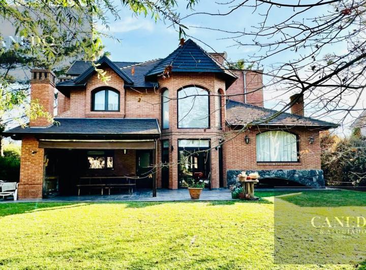 Casa · 260m² · 5 Ambientes · 2 Cocheras