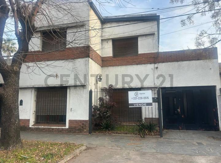 Casa · 225m² · 3 Ambientes · 2 Cocheras