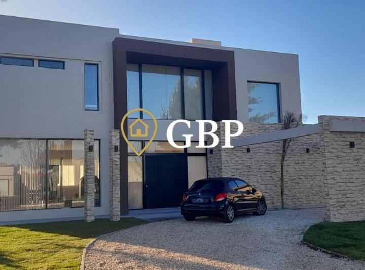 Casa · 273m² · 5 Ambientes · 4 Cocheras