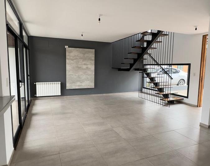 Casa · 150m² · 5 Ambientes · 2 Cocheras