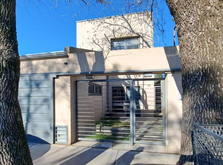 Casa · 200m² · 5 Ambientes · 2 Cocheras