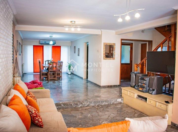 Casa · 312m² · 6 Ambientes · 1 Cochera